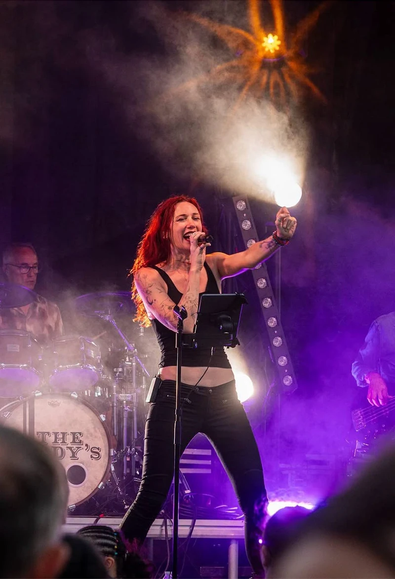 Lollirox chante en concert avec The Buddy’s, ambiance festival
