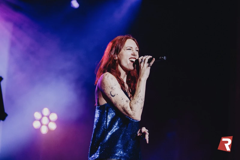 Lollirox chante sur scène, micro en main, au Casino de Deauville