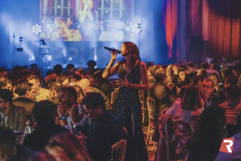 Lollirox chante parmi le public lors d’une soirée d’entreprise au Casino de Deauville