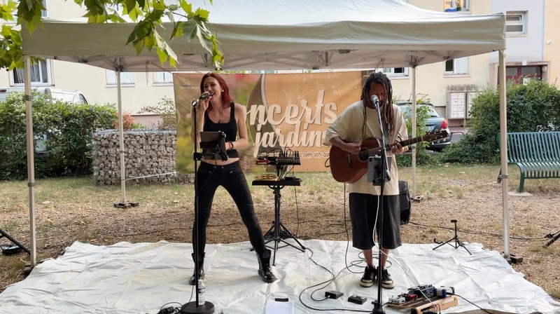 Lollirox et Clément en duo guitare/voix lors d’un concert en extérieur