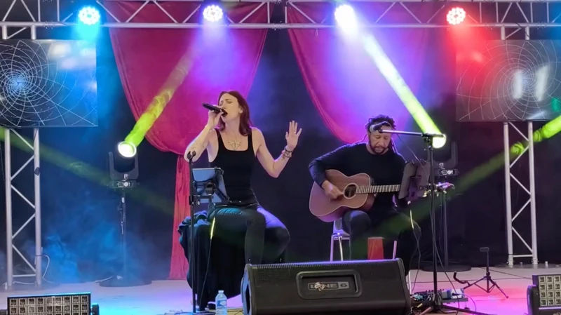Lollirox et Clément en duo sur scène, lumières colorées