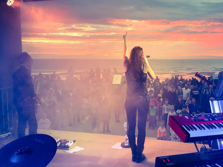 The Buddy’s en concert au coucher de soleil, devant la foule