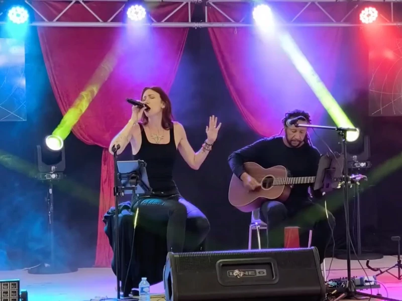Lollirox et Clément en duo guitare/voix sur scène